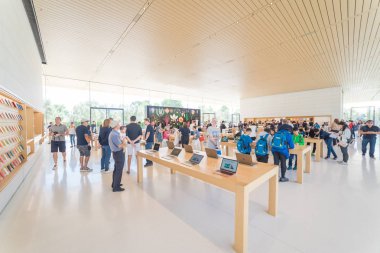 Cupertino, Ca, bize-Temmuz 18, 2018: müşteri deneyimi çeşitli grup son derece küratörlüğünü iphone, ipad, bilgisayar ürün, aksesuarlar, özel seçim ve Apple Apple Park perakende mağaza markalı Park
