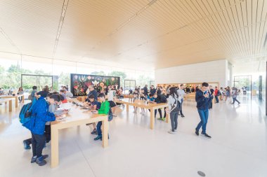 Cupertino, Ca, bize-Temmuz 18, 2018: müşteri deneyimi çeşitli grup son derece küratörlüğünü iphone, ipad, bilgisayar ürün, aksesuarlar, özel seçim ve Apple Apple Park perakende mağaza markalı Park