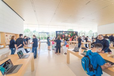 Cupertino, Ca, bize-Temmuz 18, 2018: müşteri deneyimi çeşitli grup son derece küratörlüğünü iphone, ipad, bilgisayar ürün, aksesuarlar, özel seçim ve Apple Apple Park perakende mağaza markalı Park
