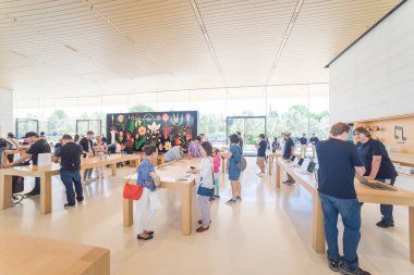 Cupertino, Ca, bize-Temmuz 18, 2018: müşteri deneyimi çeşitli grup son derece küratörlüğünü iphone, ipad, bilgisayar ürün, aksesuarlar, özel seçim ve Apple Apple Park perakende mağaza markalı Park