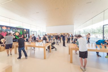 Cupertino, Ca, bize-Temmuz 18, 2018: müşteri deneyimi çeşitli grup son derece küratörlüğünü iphone, ipad, bilgisayar ürün, aksesuarlar, özel seçim ve Apple Apple Park perakende mağaza markalı Park