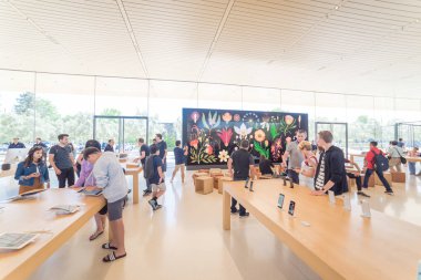Cupertino, Ca, bize-Temmuz 18, 2018: müşteri deneyimi çeşitli grup son derece küratörlüğünü iphone, ipad, bilgisayar ürün, aksesuarlar, özel seçim ve Apple Apple Park perakende mağaza markalı Park