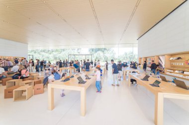 Cupertino, Ca, bize-Temmuz 18, 2018: müşteri deneyimi çeşitli grup son derece küratörlüğünü iphone, ipad, bilgisayar ürün, aksesuarlar, özel seçim ve Apple Apple Park perakende mağaza markalı Park