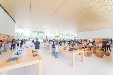 Cupertino, Ca, bize-Temmuz 18, 2018: müşteri deneyimi çeşitli grup son derece küratörlüğünü iphone, ipad, bilgisayar ürün, aksesuarlar, özel seçim ve Apple Apple Park perakende mağaza markalı Park