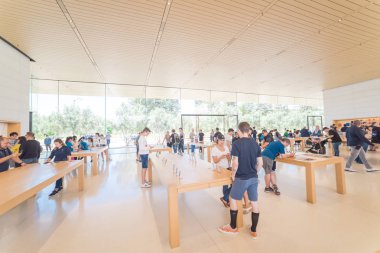 Cupertino, Ca, bize-Temmuz 18, 2018: müşteri deneyimi çeşitli grup son derece küratörlüğünü iphone, ipad, bilgisayar ürün, aksesuarlar, özel seçim ve Apple Apple Park perakende mağaza markalı Park