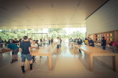 Cupertino, Ca, bize-Temmuz 18, 2018: müşteri deneyimi çeşitli grup son derece küratörlüğünü iphone, ipad, bilgisayar ürün, aksesuarlar, özel seçim ve Apple Apple Park perakende mağaza markalı Park