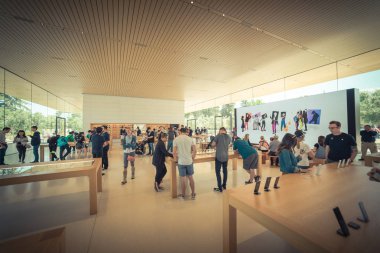 Cupertino, Ca, bize-Temmuz 18, 2018: müşteri deneyimi çeşitli grup son derece küratörlüğünü iphone, ipad, bilgisayar ürün, aksesuarlar, özel seçim ve Apple Apple Park perakende mağaza markalı Park