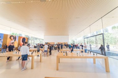 Cupertino, Ca, bize-Temmuz 18, 2018: müşteri deneyimi çeşitli grup son derece küratörlüğünü iphone, ipad, bilgisayar ürün, aksesuarlar, özel seçim ve Apple Apple Park perakende mağaza markalı Park