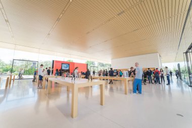 Cupertino, Ca, bize-Temmuz 18, 2018: müşteri deneyimi çeşitli grup son derece küratörlüğünü iphone, ipad, bilgisayar ürün, aksesuarlar, özel seçim ve Apple Apple Park perakende mağaza markalı Park