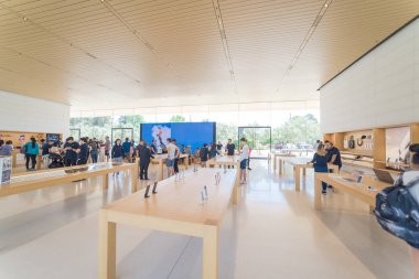 Cupertino, Ca, bize-Temmuz 18, 2018: müşteri deneyimi çeşitli grup son derece küratörlüğünü iphone, ipad, bilgisayar ürün, aksesuarlar, özel seçim ve Apple Apple Park perakende mağaza markalı Park