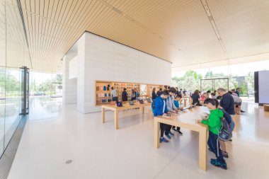 Cupertino, Ca, bize-Temmuz 18, 2018: müşteri deneyimi çeşitli grup son derece küratörlüğünü iphone, ipad, bilgisayar ürün, aksesuarlar, özel seçim ve Apple Apple Park perakende mağaza markalı Park