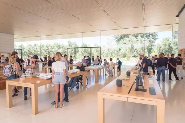 Cupertino, Ca, bize-Temmuz 18, 2018: müşteri deneyimi çeşitli grup son derece küratörlüğünü iphone, ipad, bilgisayar ürün, aksesuarlar, özel seçim ve Apple Apple Park perakende mağaza markalı Park