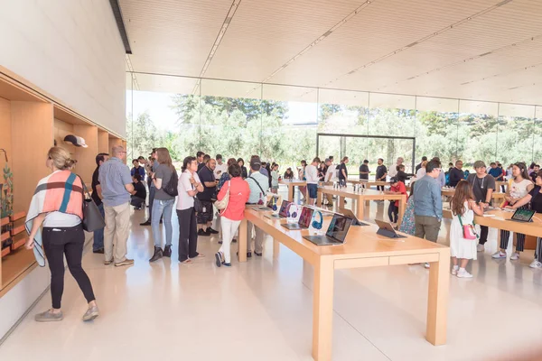 Cupertino, Ca, bize-Temmuz 18, 2018: müşteri deneyimi çeşitli grup son derece küratörlüğünü iphone, ipad, bilgisayar ürün, aksesuarlar, özel seçim ve Apple Apple Park perakende mağaza markalı Park