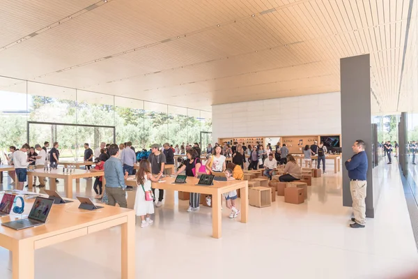 Cupertino, Ca, bize-Temmuz 18, 2018: müşteri deneyimi çeşitli grup son derece küratörlüğünü iphone, ipad, bilgisayar ürün, aksesuarlar, özel seçim ve Apple Apple Park perakende mağaza markalı Park