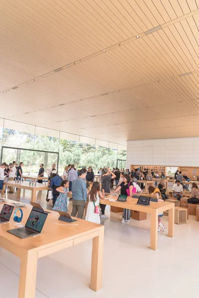 Cupertino, Ca, bize-Temmuz 18, 2018: müşteri deneyimi çeşitli grup son derece küratörlüğünü iphone, ipad, bilgisayar ürün, aksesuarlar, özel seçim ve Apple Apple Park perakende mağaza markalı Park
