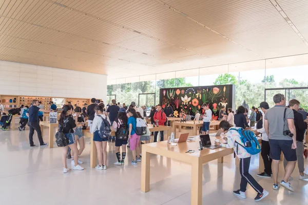 Cupertino, Ca, bize-Temmuz 18, 2018: müşteri deneyimi çeşitli grup son derece küratörlüğünü iphone, ipad, bilgisayar ürün, aksesuarlar, özel seçim ve Apple Apple Park perakende mağaza markalı Park