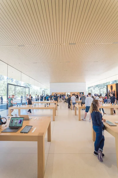 Cupertino, Ca, bize-Temmuz 18, 2018: müşteri deneyimi çeşitli grup son derece küratörlüğünü iphone, ipad, bilgisayar ürün, aksesuarlar, özel seçim ve Apple Apple Park perakende mağaza markalı Park
