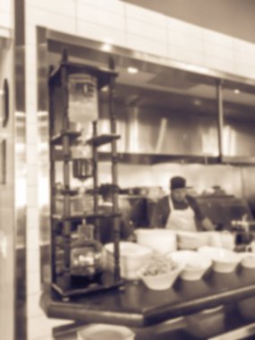 Vintage sesi soyut Asya Restoran açık mutfakta yemek Restoran şefler bulanık. Cam fincan soğuk damla makinesi düz siyah