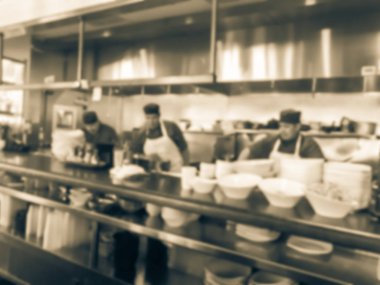 Vintage sesi soyut Asya Restoran açık mutfakta yemek Restoran şefler bulanık. Cam fincan soğuk damla makinesi düz siyah