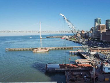 Hava görünüm Pier 14 ve San Francisco-Oakland Körfezi Köprüsü. Çalışma vinç ve ahşap iskele üst görüntüleme.