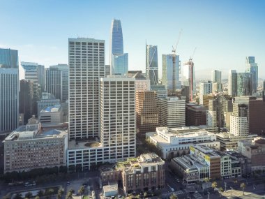 Havadan görünümü San Francisco finans bölgesine ve Embarcadero avenue. Üstten görünüm Bay Area şehir batımında feribot Binası.