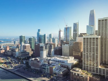 Havadan görünümü San Francisco finans bölgesine ve Embarcadero avenue. Üstten görünüm Bay Area şehir batımında feribot Binası.