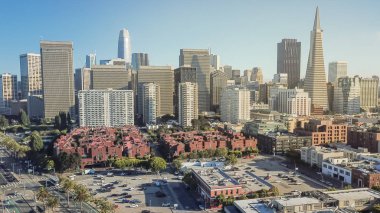 Üstten görünüm San Francisco finans bölgesine ve Jackson Meydanından Pier 33. Havadan görünümü Bay Area şehir, günbatımı, cityscape ve metropolis arka plan