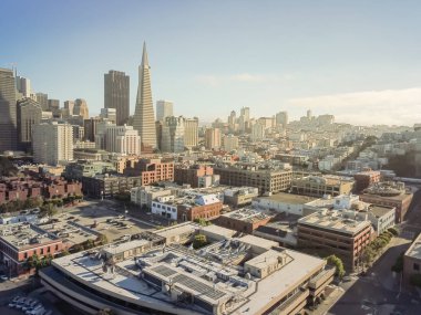 Havadan görünümü San Francisco finans bölgesine, Jackson Square ve Embarcadero avenue Pier 33 üzerinden. Üstten görünüm Bay Area şehir gün batımında