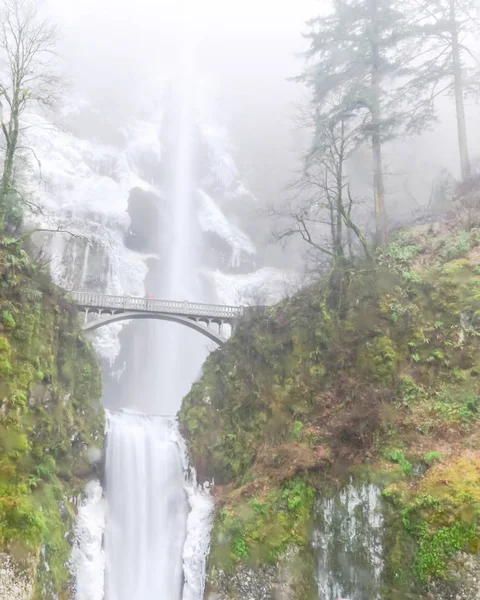 Lindas Cataratas Multnomah Geladas Inverno Uma Cachoeira Lado Oregon Desfiladeiro — Fotografia de Stock