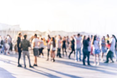 Vintage hareket bulanık farklı bir grup insan Brezilya zouk marina San Francisco yakınındaki günbatımında dans. Brezilya, zouk-lambada, seksi tam vücut ve kafa hareketi bilinen ortak dans