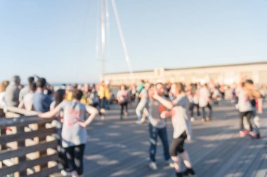 Bulanık çeşitli grup San Francisco Brezilyalı zouk günbatımında dans insan. Brezilya, zouk-lambada bilinen kaynaklanan ortak dans. Benzersiz seksi tam vücut ve kafa hareketi