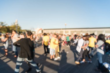 Bulanık çeşitli grup San Francisco Brezilyalı zouk günbatımında dans insan. Brezilya, zouk-lambada bilinen kaynaklanan ortak dans. Benzersiz seksi tam vücut ve kafa hareketi