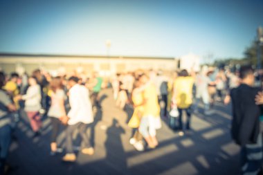 Vintage bulanık çeşitli grup San Francisco Brezilyalı zouk günbatımında dans insan. Brezilya, zouk-lambada bilinen kaynaklanan ortak dans. Benzersiz seksi tam vücut ve kafa hareketi