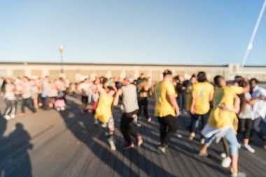 Bulanık çeşitli grup San Francisco Brezilyalı zouk günbatımında dans insan. Brezilya, zouk-lambada bilinen kaynaklanan ortak dans. Benzersiz seksi tam vücut ve kafa hareketi