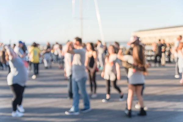 日没で サンフランシスコでブラジルのズークを踊る人々 の多様なグループをぼやけています ズーク ランバダとして知られるブラジルからパートナーのダンス 独特のセクシーな全身と頭の動き — ストック写真