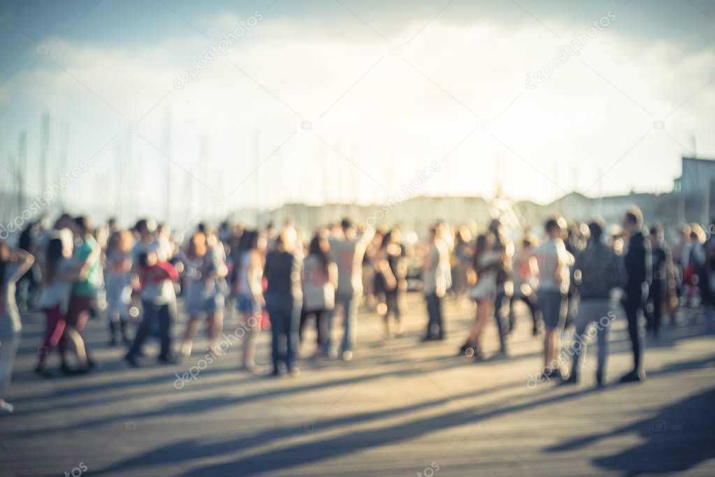 Movimiento vintage borrosa diverso grupo de personas bailando zouk