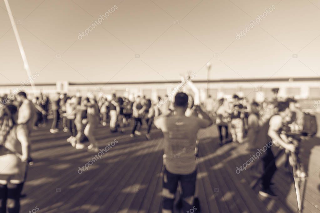 Vintage difuminó a diversos grupos de personas bailando zouk brasileño