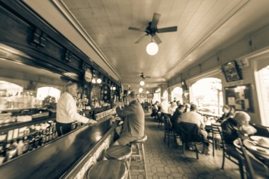 Vintage Soyut orijinal İrlanda kahvesi Restoran San Francisco, ABD bulanık. Bar sayacı müşteri ile konuşurken barmen