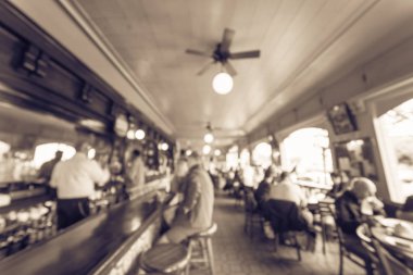 Vintage Soyut orijinal İrlanda kahvesi Restoran San Francisco, ABD bulanık. Bar sayacı müşteri ile konuşurken barmen