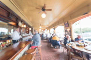 Bulanık Soyut orijinal İrlanda kahvesi Restoran San Francisco, ABD. Bar sayacı müşteri ile konuşurken barmen