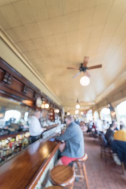 Bulanık Soyut orijinal İrlanda kahvesi Restoran San Francisco, ABD. Bar sayacı müşteri ile konuşurken barmen