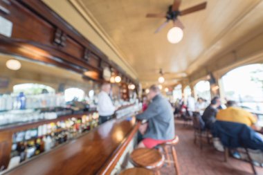 Bulanık Soyut orijinal İrlanda kahvesi Restoran San Francisco, ABD. Bar sayacı müşteri ile konuşurken barmen