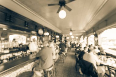 Vintage Soyut orijinal İrlanda kahvesi Restoran San Francisco, ABD bulanık. Bar sayacı müşteri ile konuşurken barmen