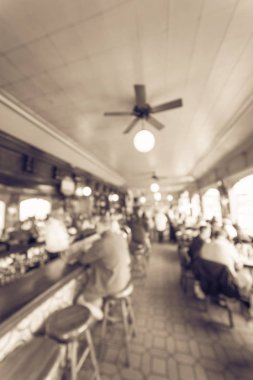 Vintage Soyut orijinal İrlanda kahvesi Restoran San Francisco, ABD bulanık. Bar sayacı müşteri ile konuşurken barmen