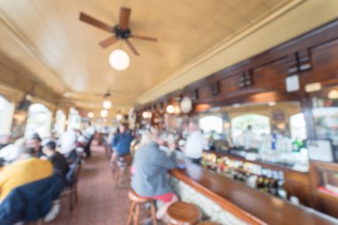 Bulanık Soyut orijinal İrlanda kahvesi Restoran San Francisco, ABD. Bar sayacı müşteri ile konuşurken barmen