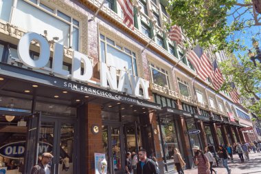 San Francisco, Ca, ABD-Temmuz 15, 2018:Close-logo cephe dış Old Navy zincir mağaza Market Street üzerinde yukarı. Giyim ve aksesuar markası, Amerikan bayrakları tarihi Palomar otel duvara uçan