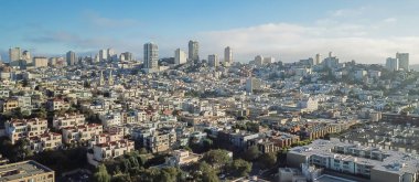 Panorama kuş bakışı Kuzey Plajı ve Rus Hill mahalleden Pier 39 gün batımında. Güzel kentsel cityscape San Francisco, Kaliforniya, ABD