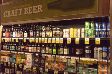 San Francisco, Ca, Amerika Birleşik Devletleri - 17 Temmuz, bakkal yerli ve ithal bira yelpazesi 2018:Wide buzdolabı açık. El sanatları, microbrews, Ipas, ekranda dünya çapında çeşitli şişe. Alkol arka plan