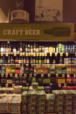 San Francisco, Ca, Amerika Birleşik Devletleri - 17 Temmuz, bakkal yerli ve ithal bira yelpazesi 2018:Wide buzdolabı açık. El sanatları, microbrews, Ipas, ekranda dünya çapında çeşitli şişe. Alkol arka plan