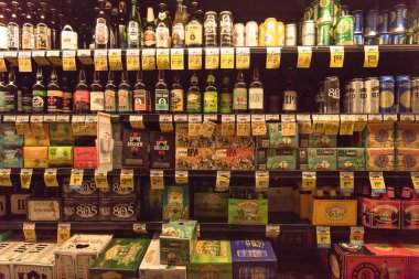 San Francisco, Ca, Amerika Birleşik Devletleri - 17 Temmuz, bakkal yerli ve ithal bira yelpazesi 2018:Wide buzdolabı açık. El sanatları, microbrews, Ipas, ekranda dünya çapında çeşitli şişe. Alkol arka plan